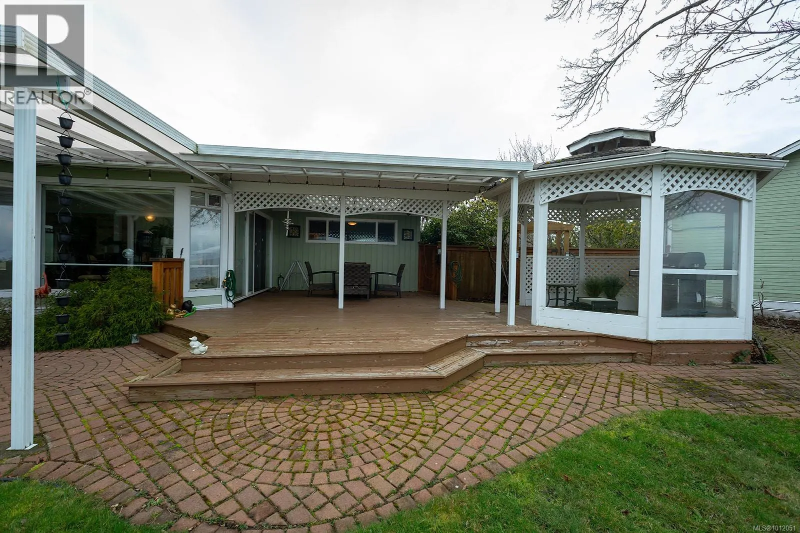 391 Bay Ave
