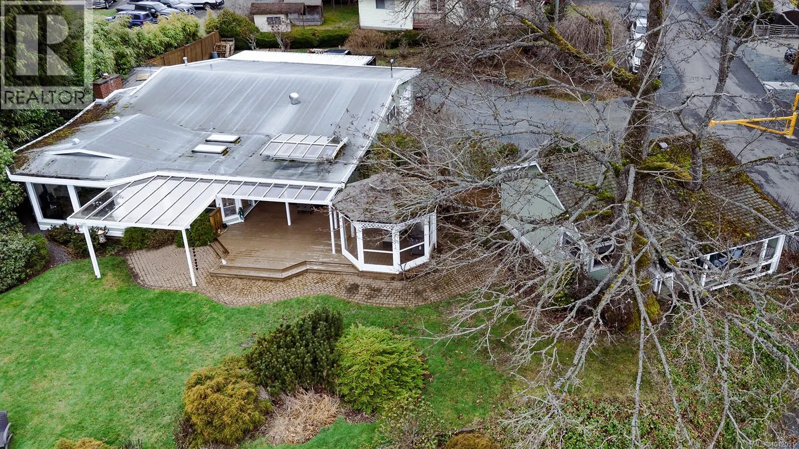 391 Bay Ave