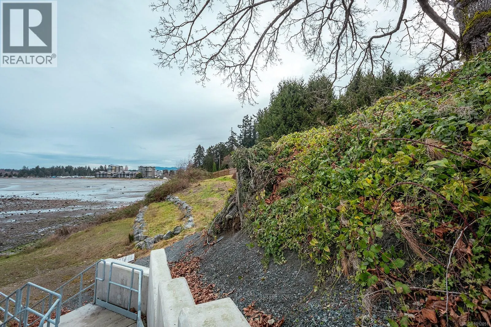 391 Bay Ave