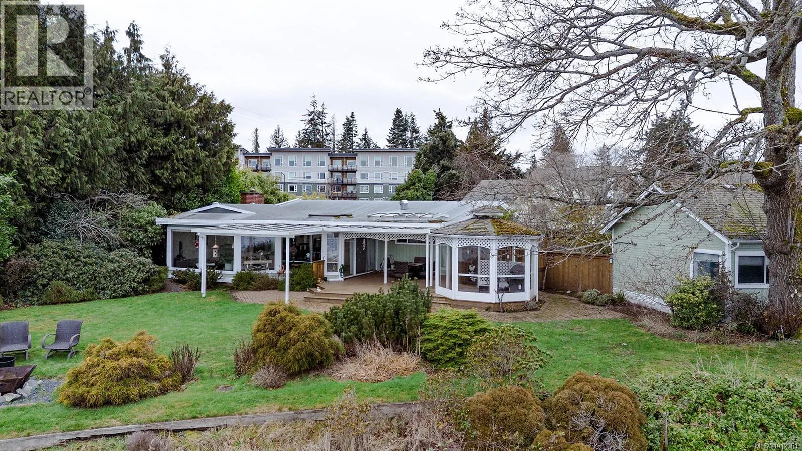 391 Bay Ave
