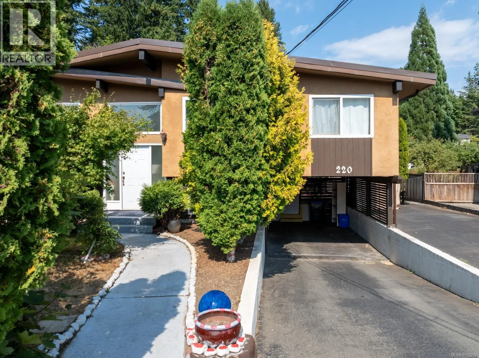 220 Urquhart Ave