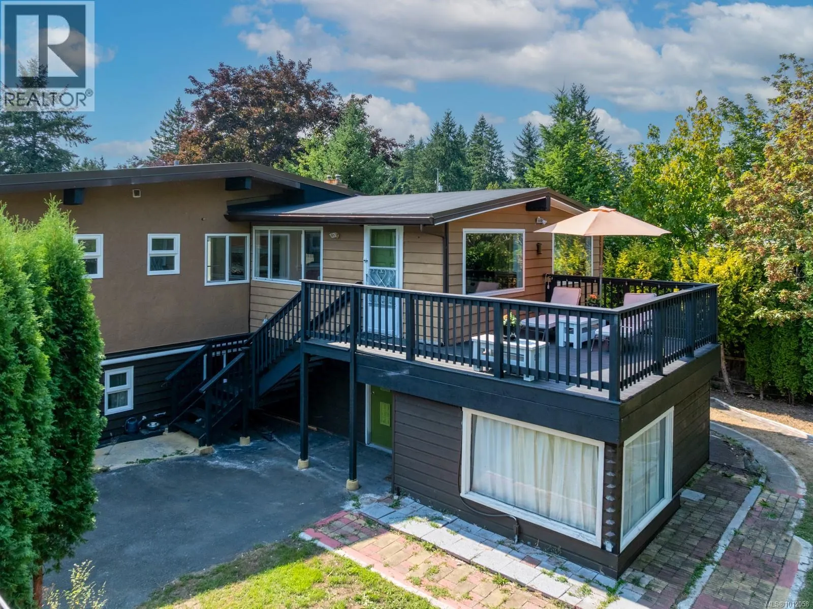 220 Urquhart Ave