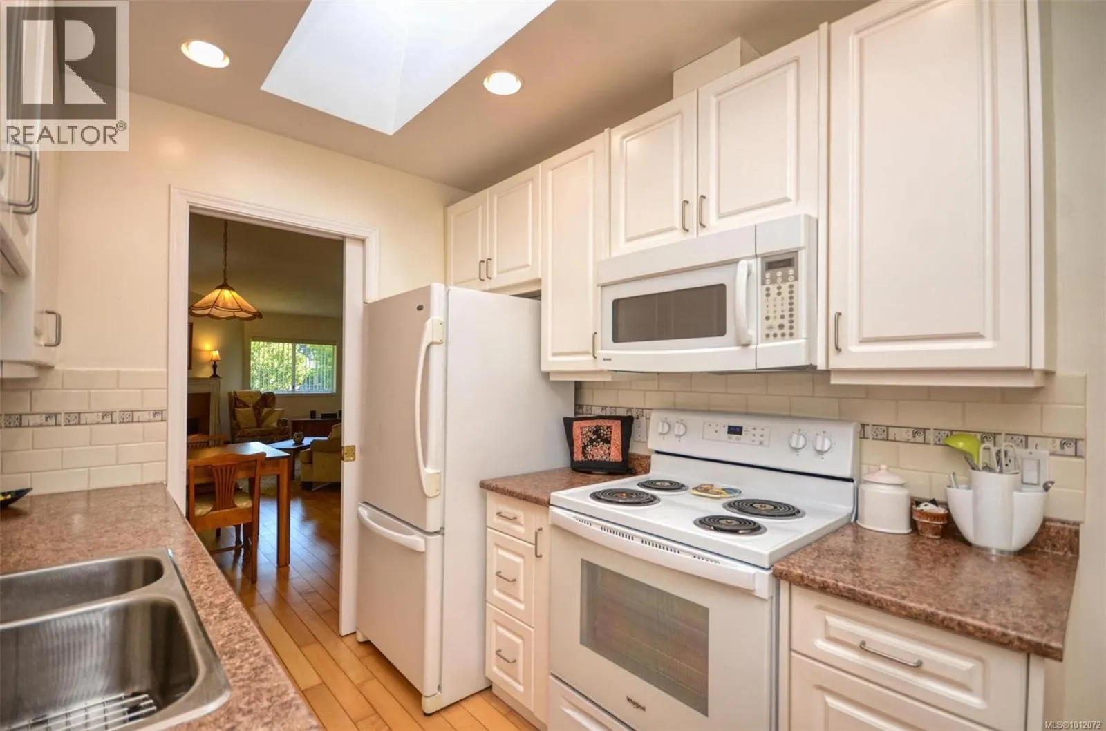 7 5156 Cordova Bay Rd