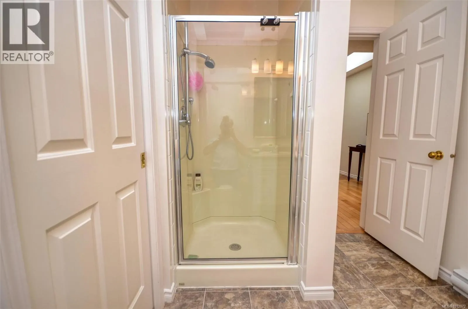 7 5156 Cordova Bay Rd