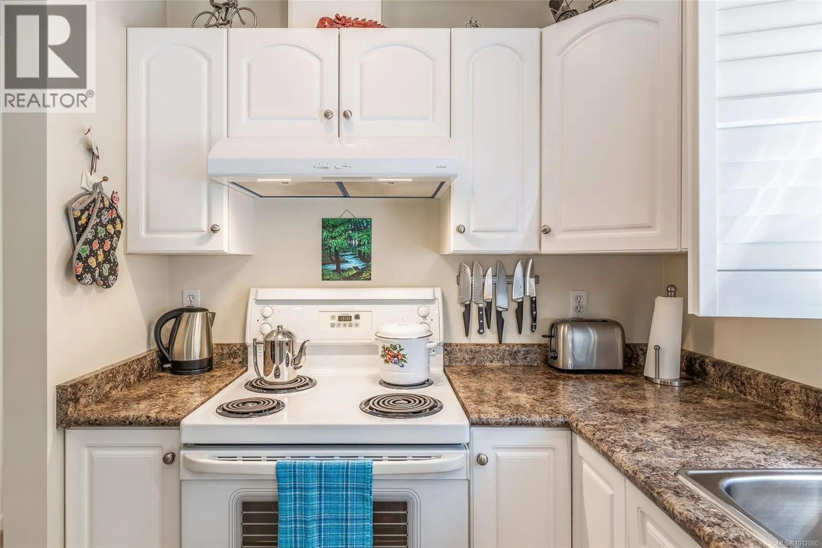 1569 Benzon Cres