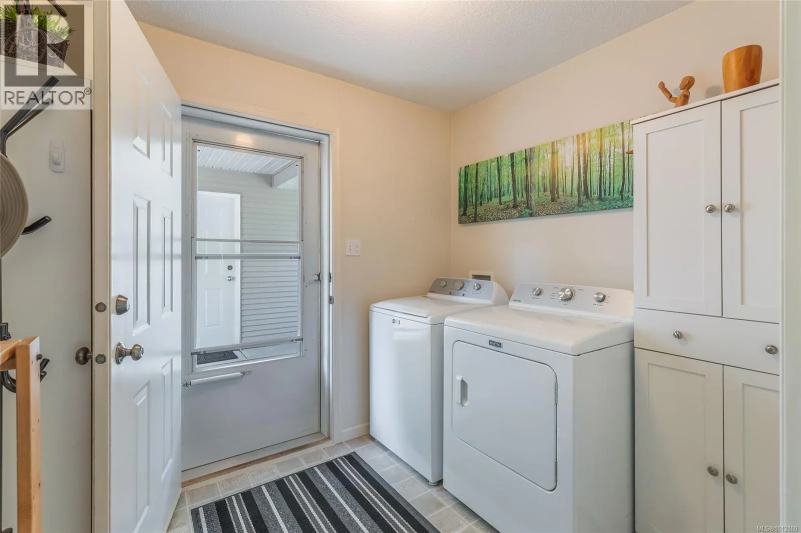 1569 Benzon Cres