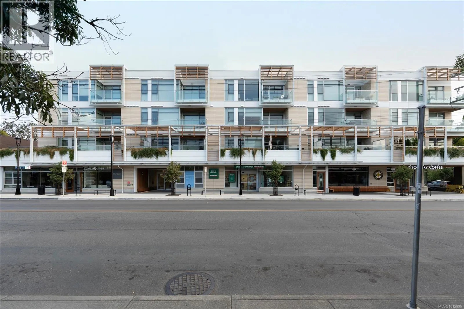 301 1916 Oak Bay Ave