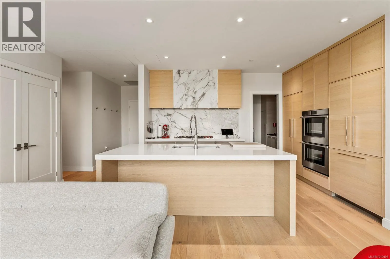 301 1916 Oak Bay Ave