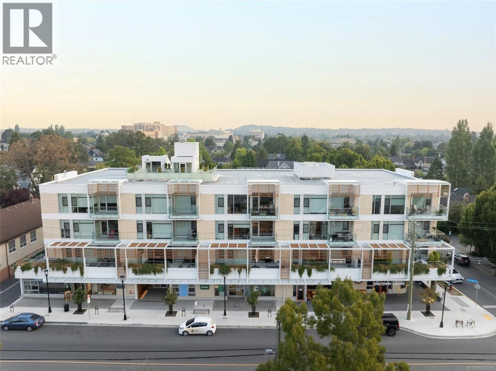 301 1916 Oak Bay Ave
