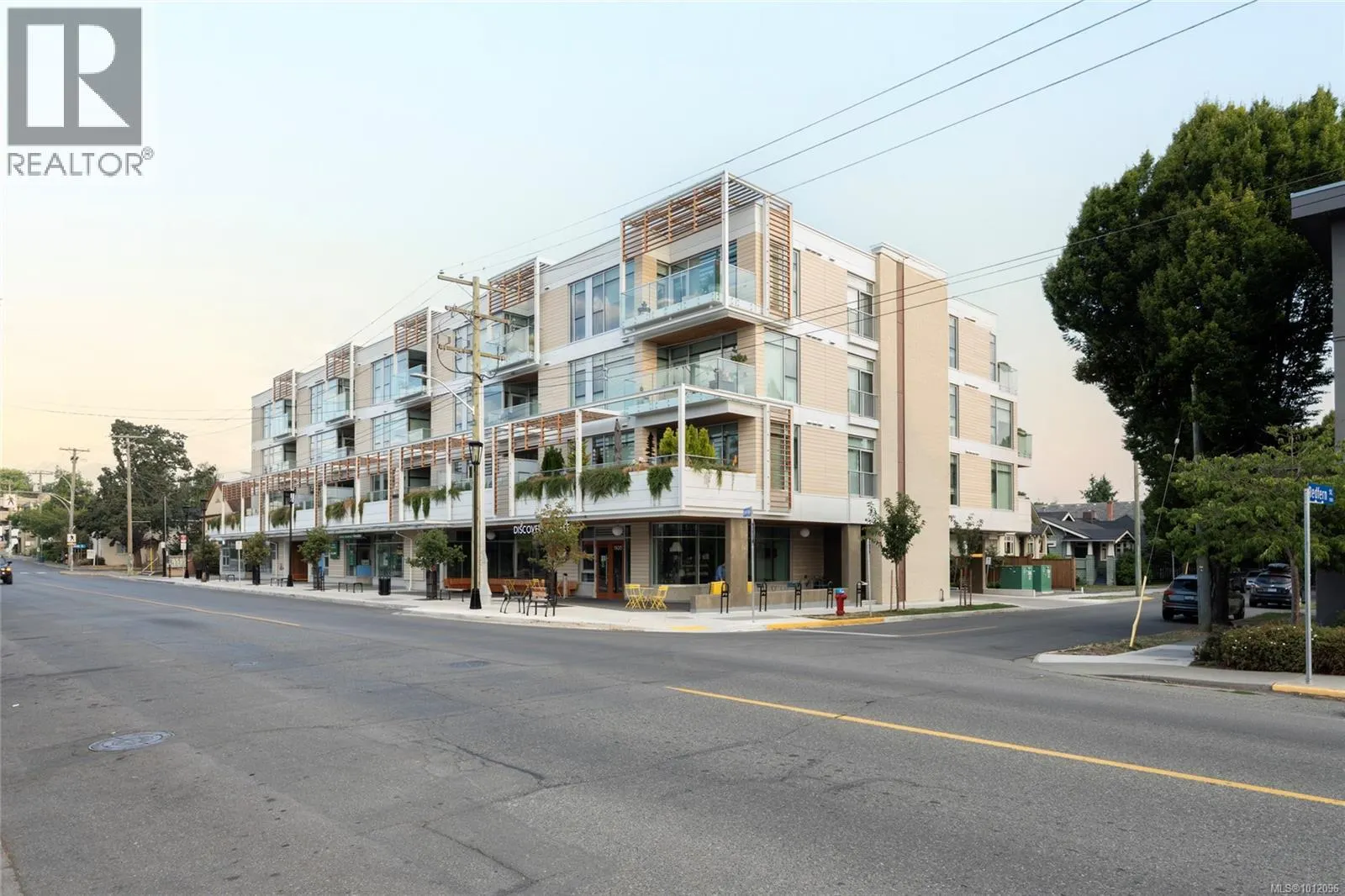 301 1916 Oak Bay Ave