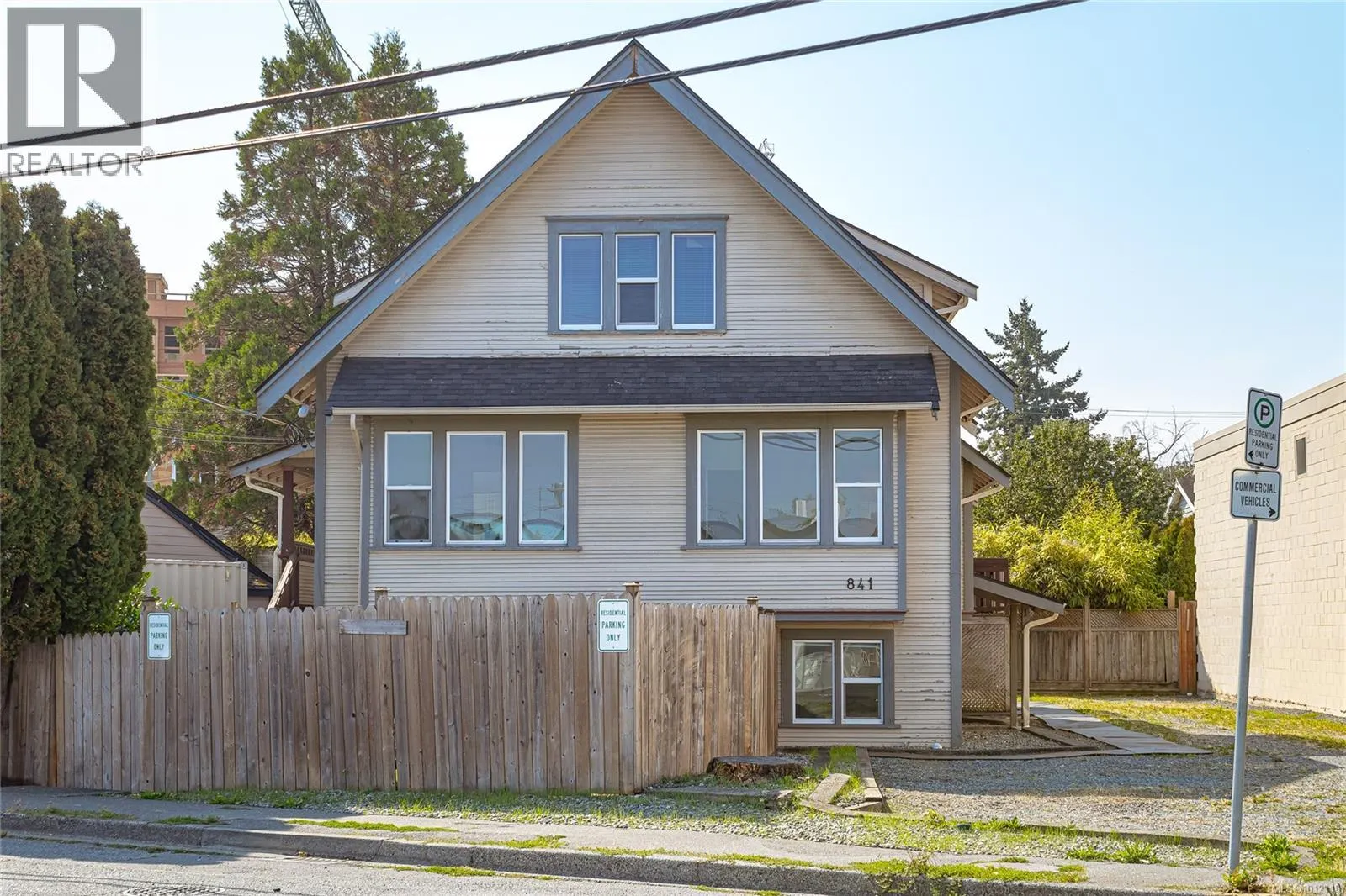 841 Viewfield Rd