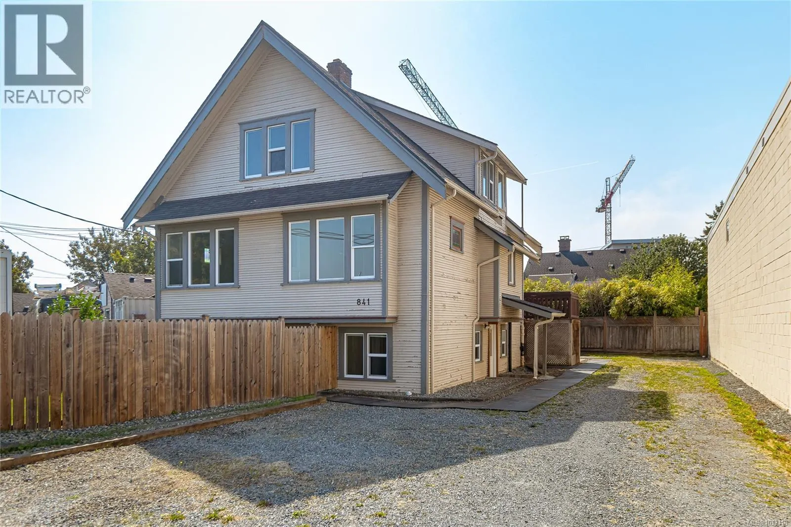 841 Viewfield Rd