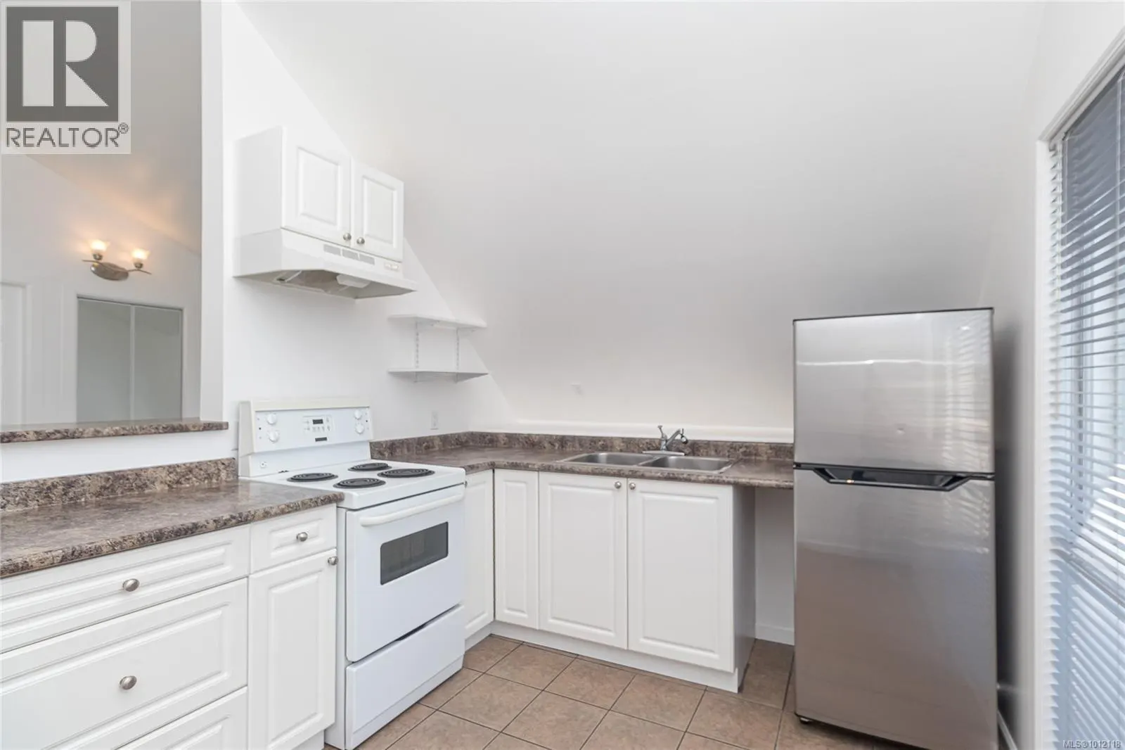 841 Viewfield Rd