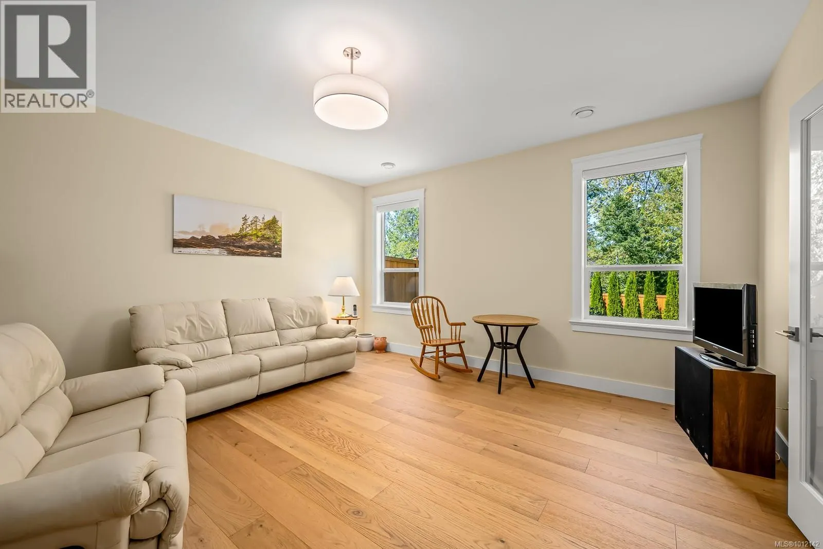 3248 Klanawa Cres