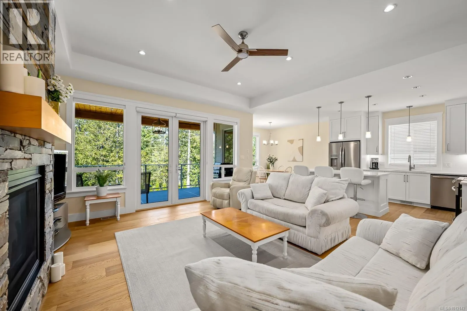 3248 Klanawa Cres