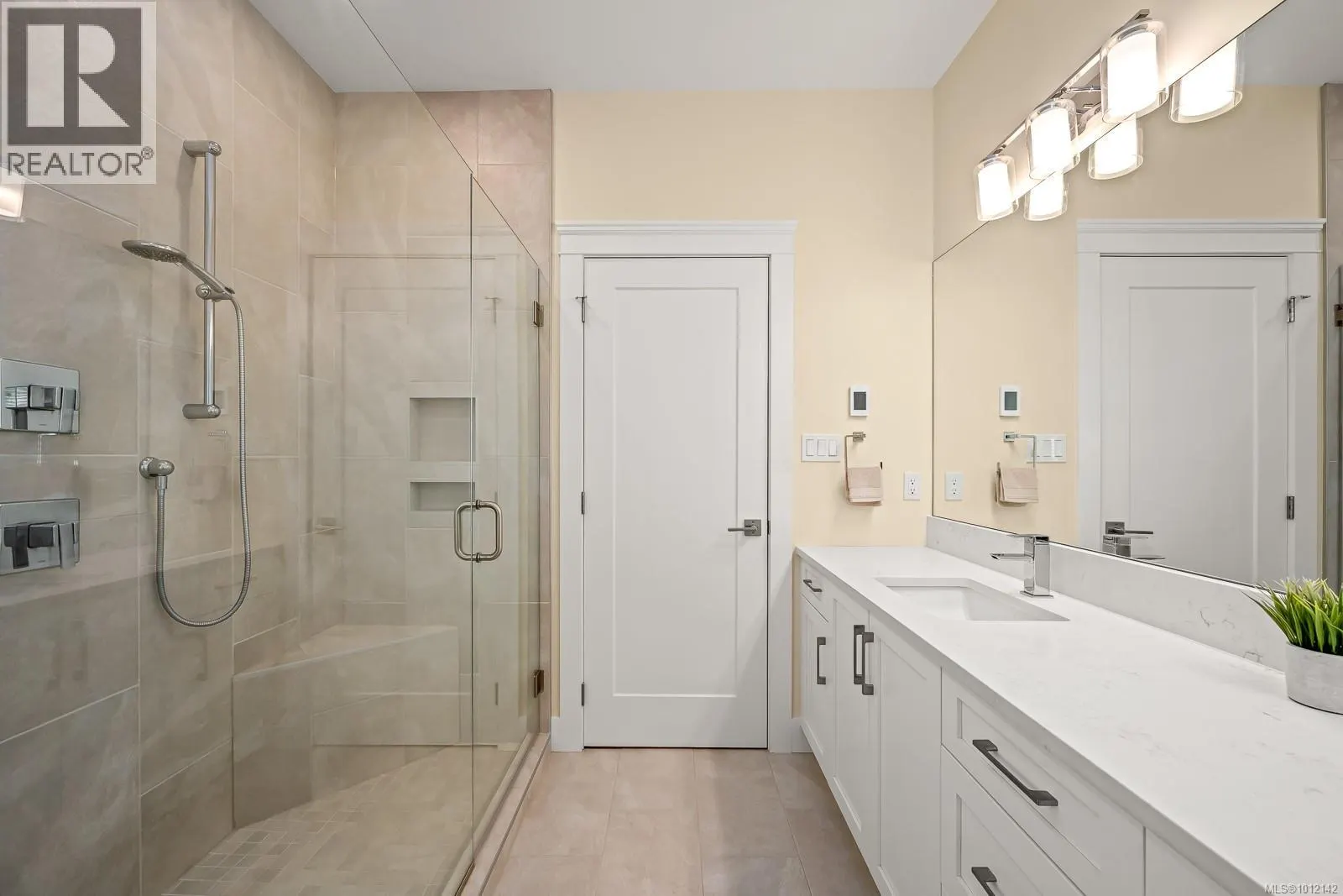 3248 Klanawa Cres