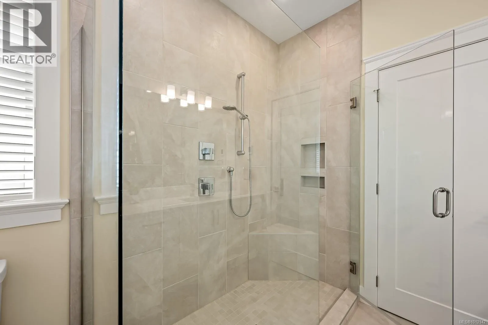 3248 Klanawa Cres