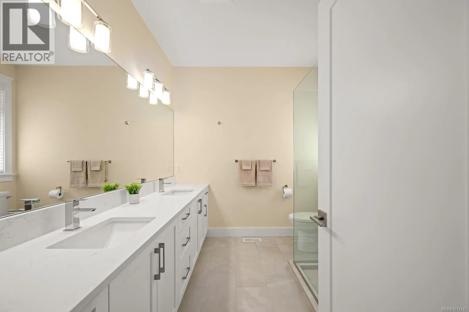 3248 Klanawa Cres