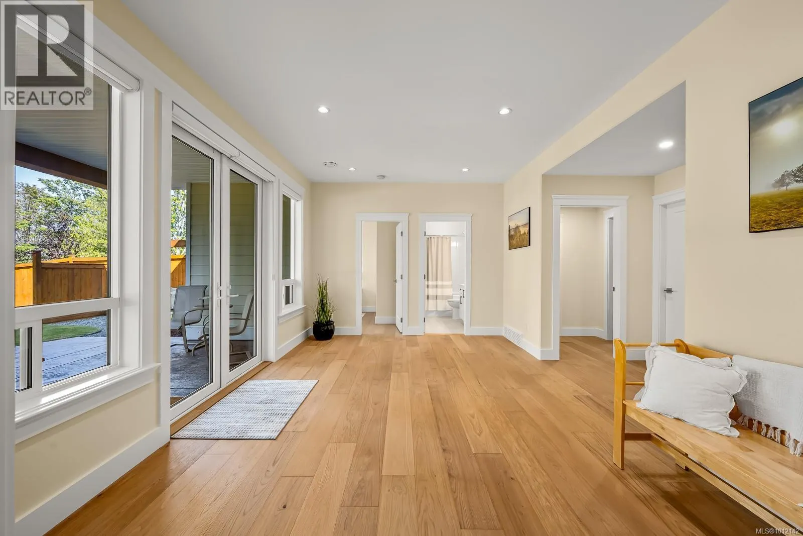 3248 Klanawa Cres