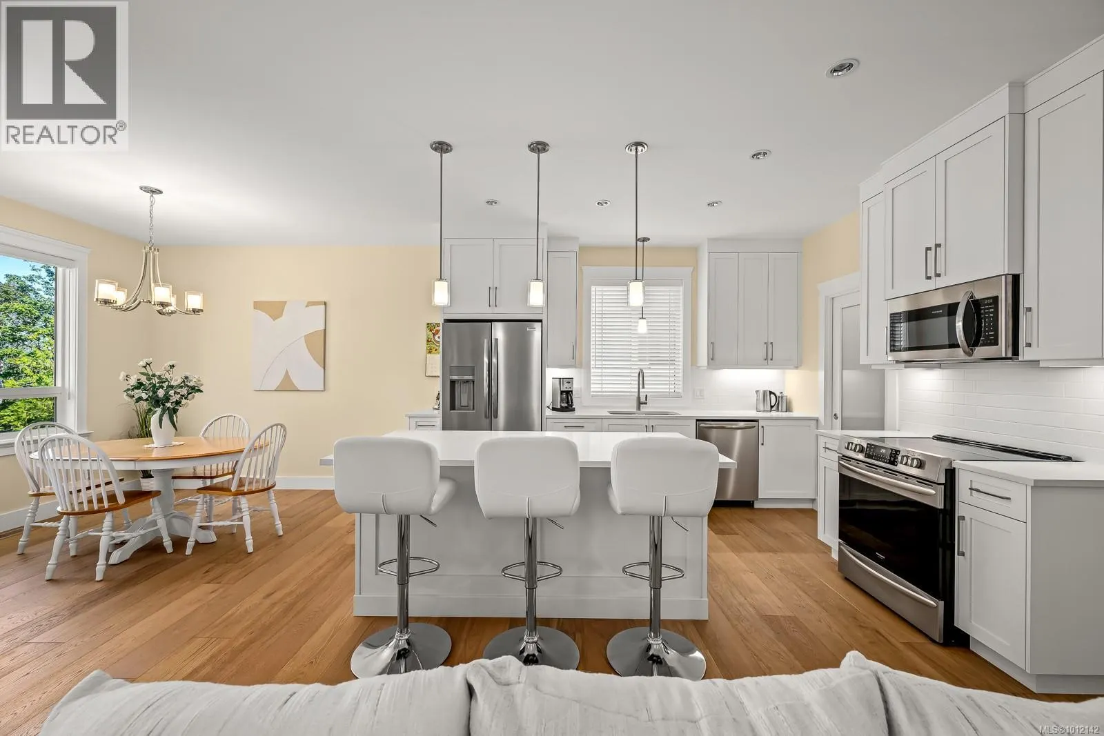 3248 Klanawa Cres