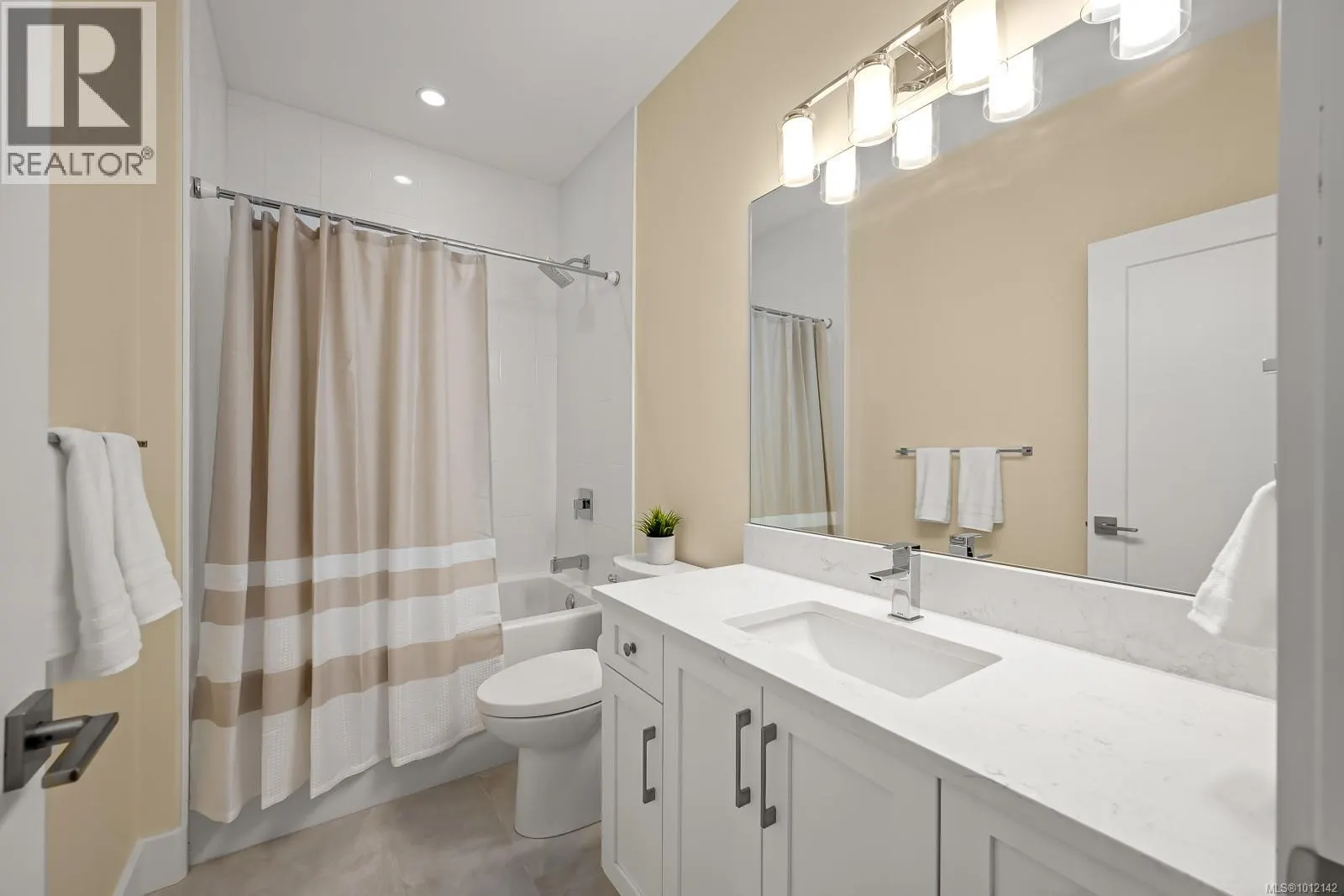 3248 Klanawa Cres