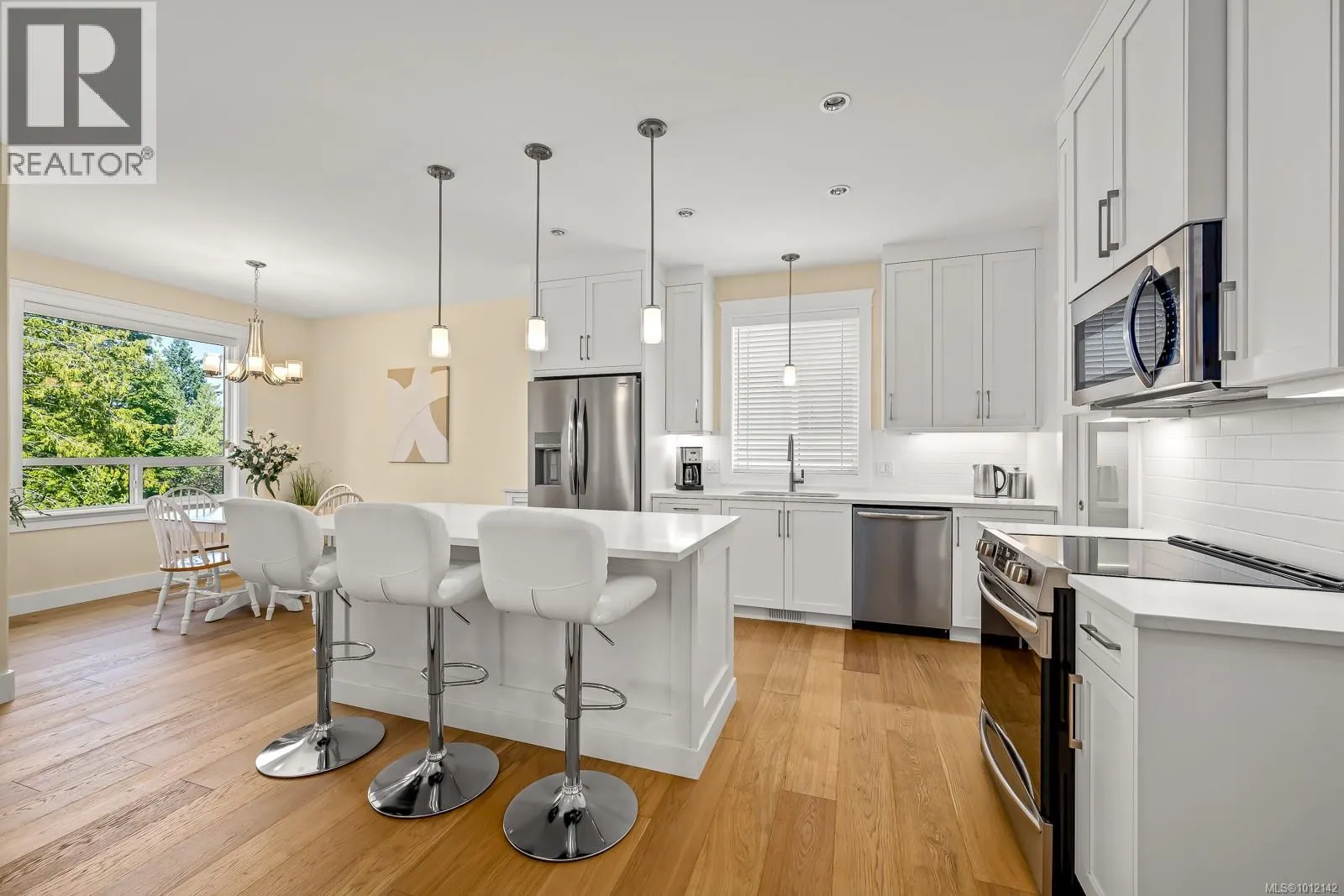 3248 Klanawa Cres