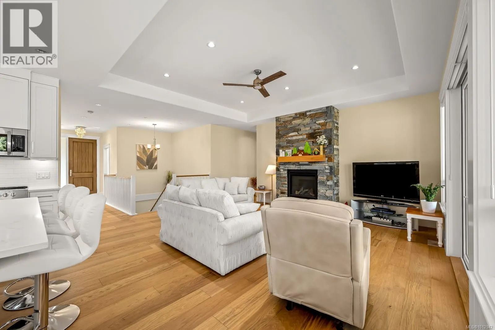 3248 Klanawa Cres