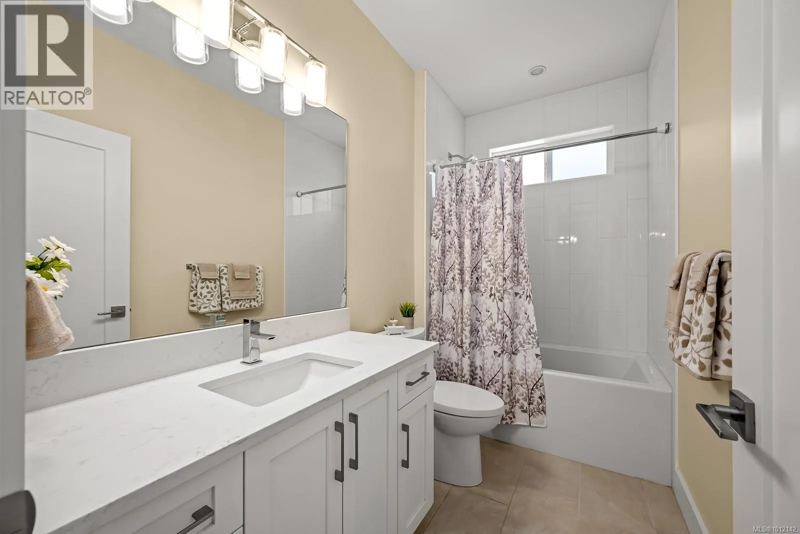 3248 Klanawa Cres
