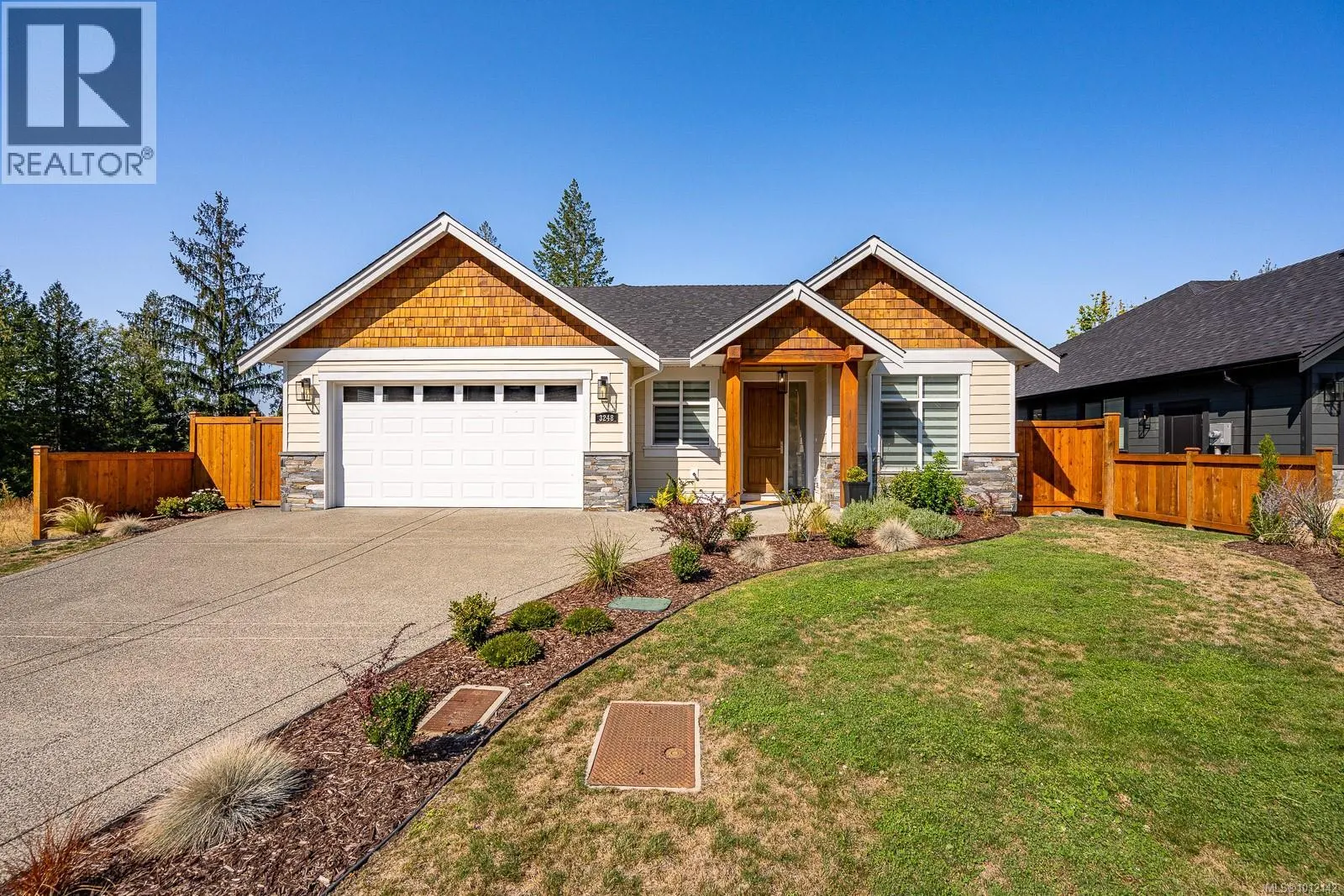 3248 Klanawa Cres