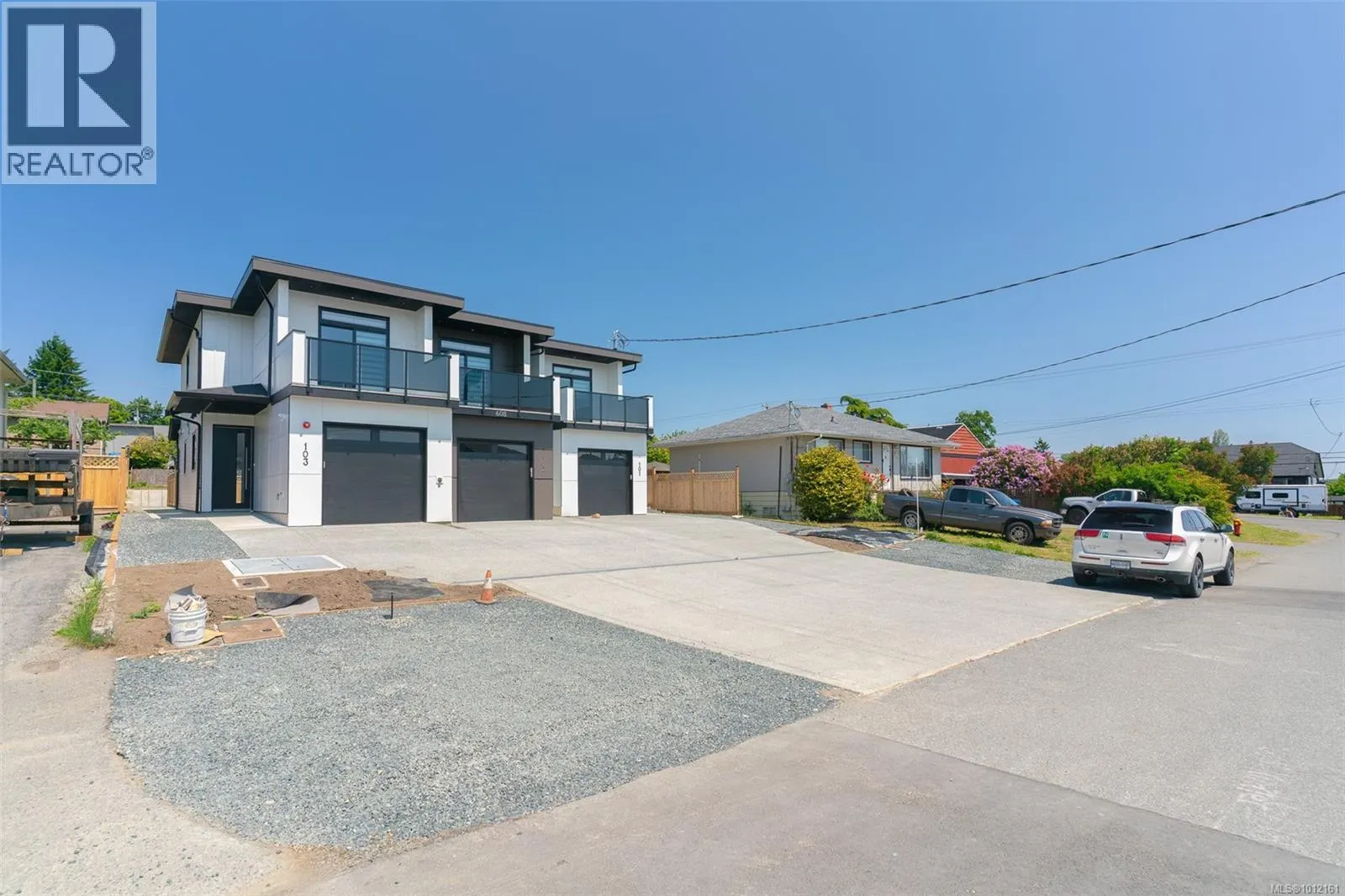 102 608 SANDY Crt