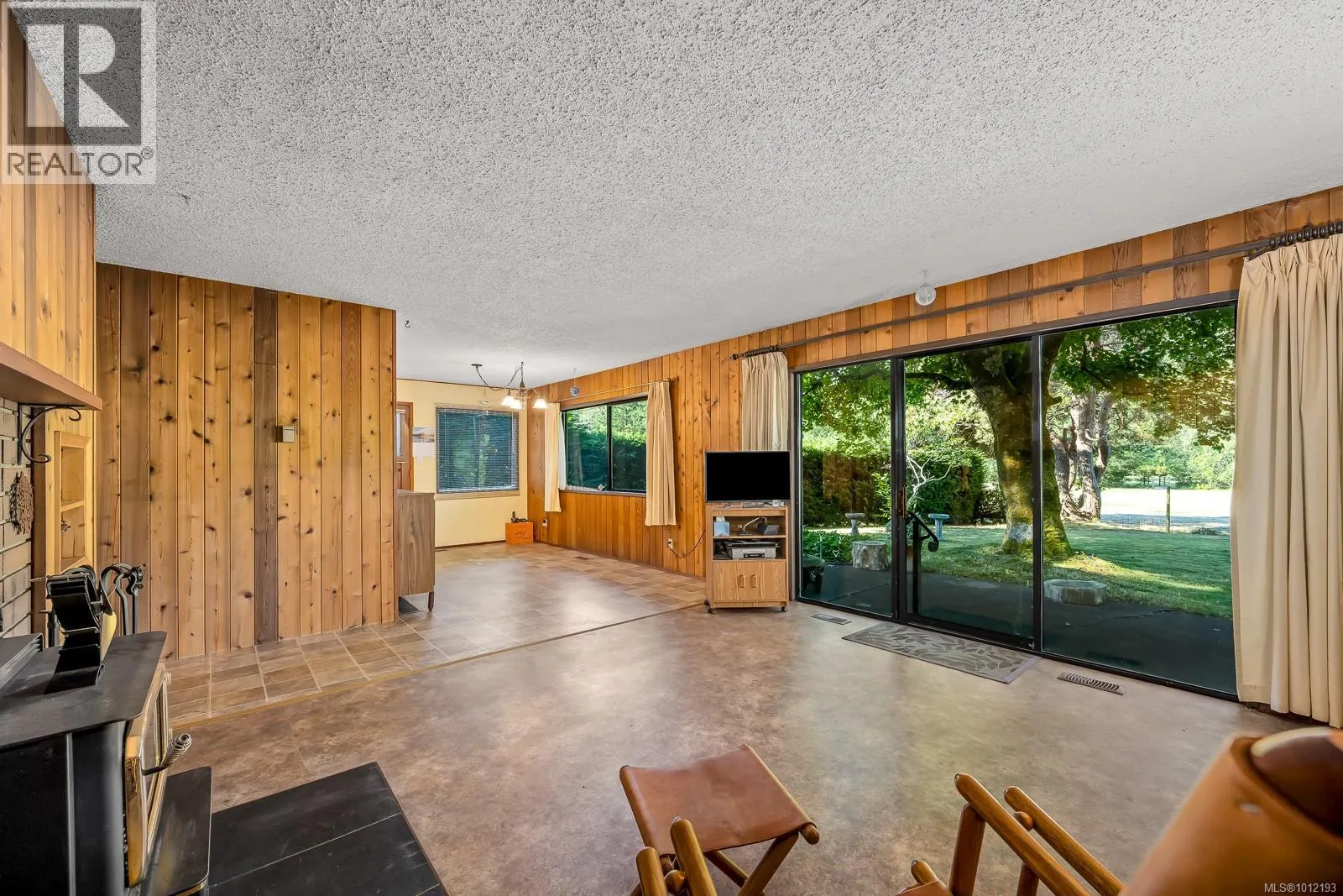 8837 HENDERSON Ave