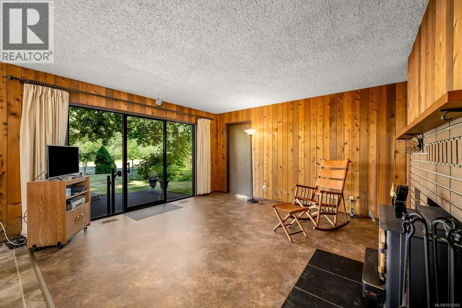 8837 HENDERSON Ave