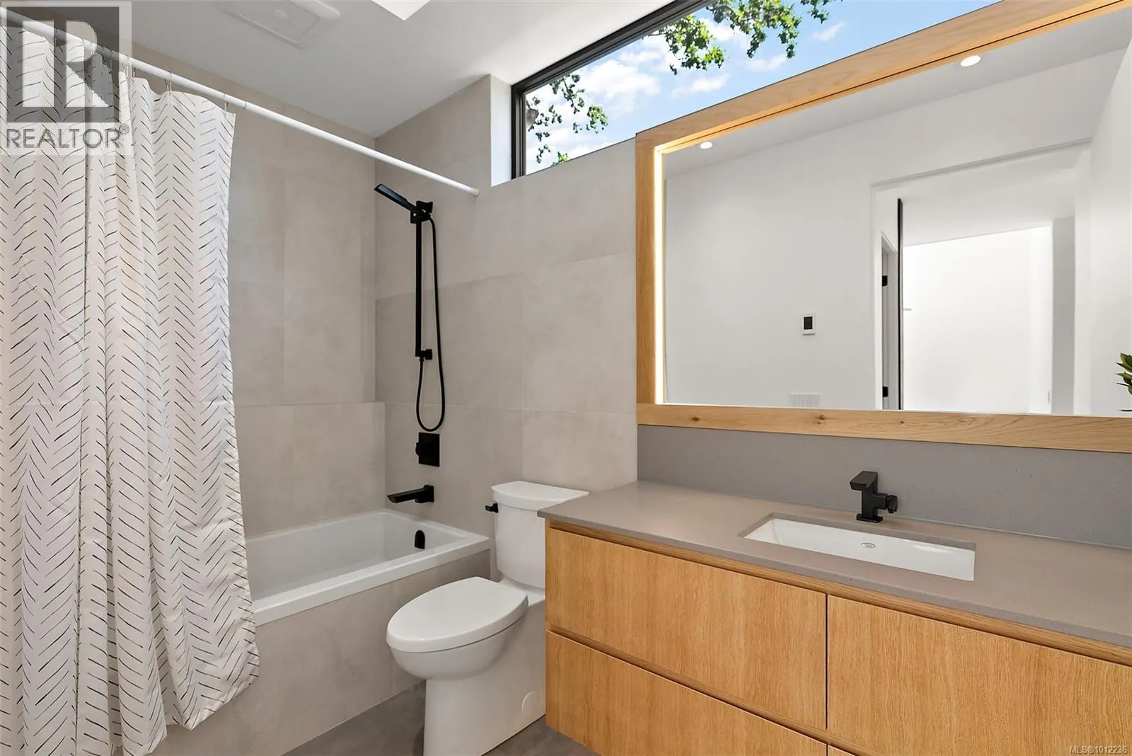 862 Somenos St