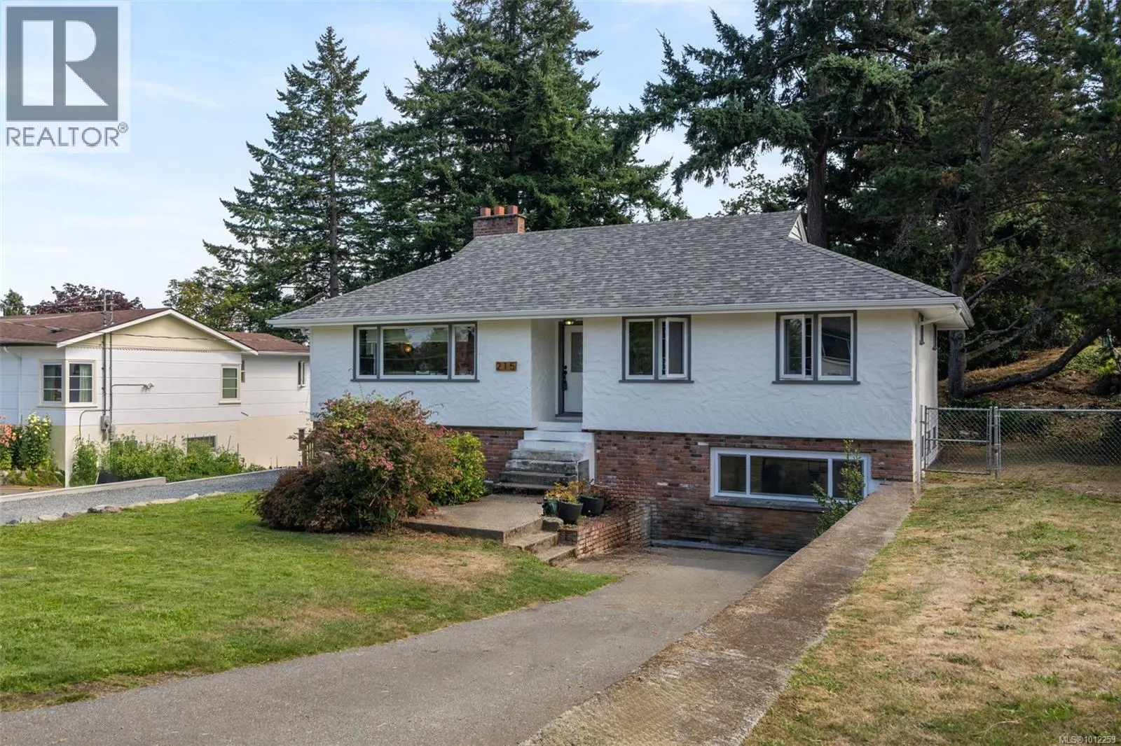 215 Suzanne Pl