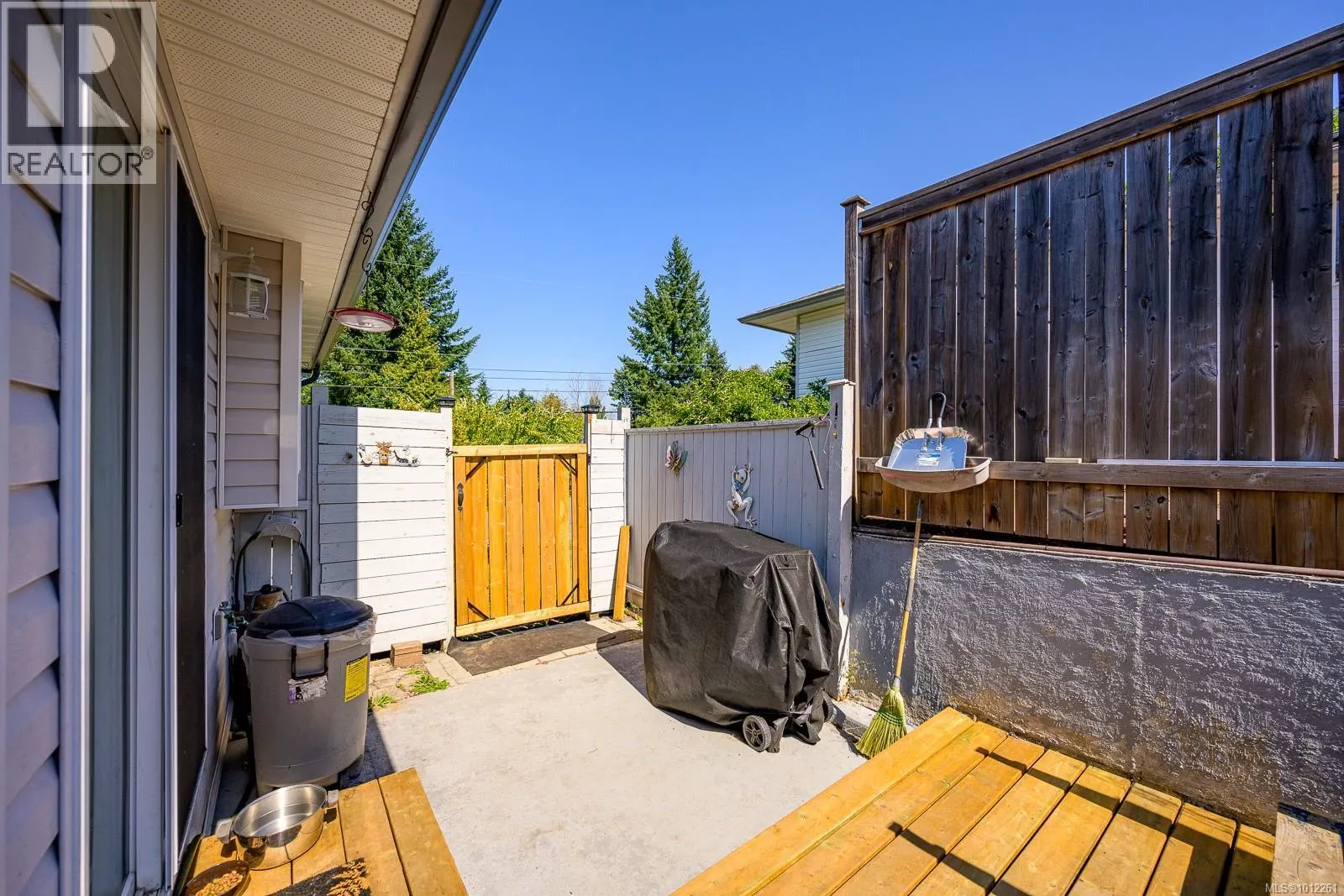 825 Pinecrest Rd