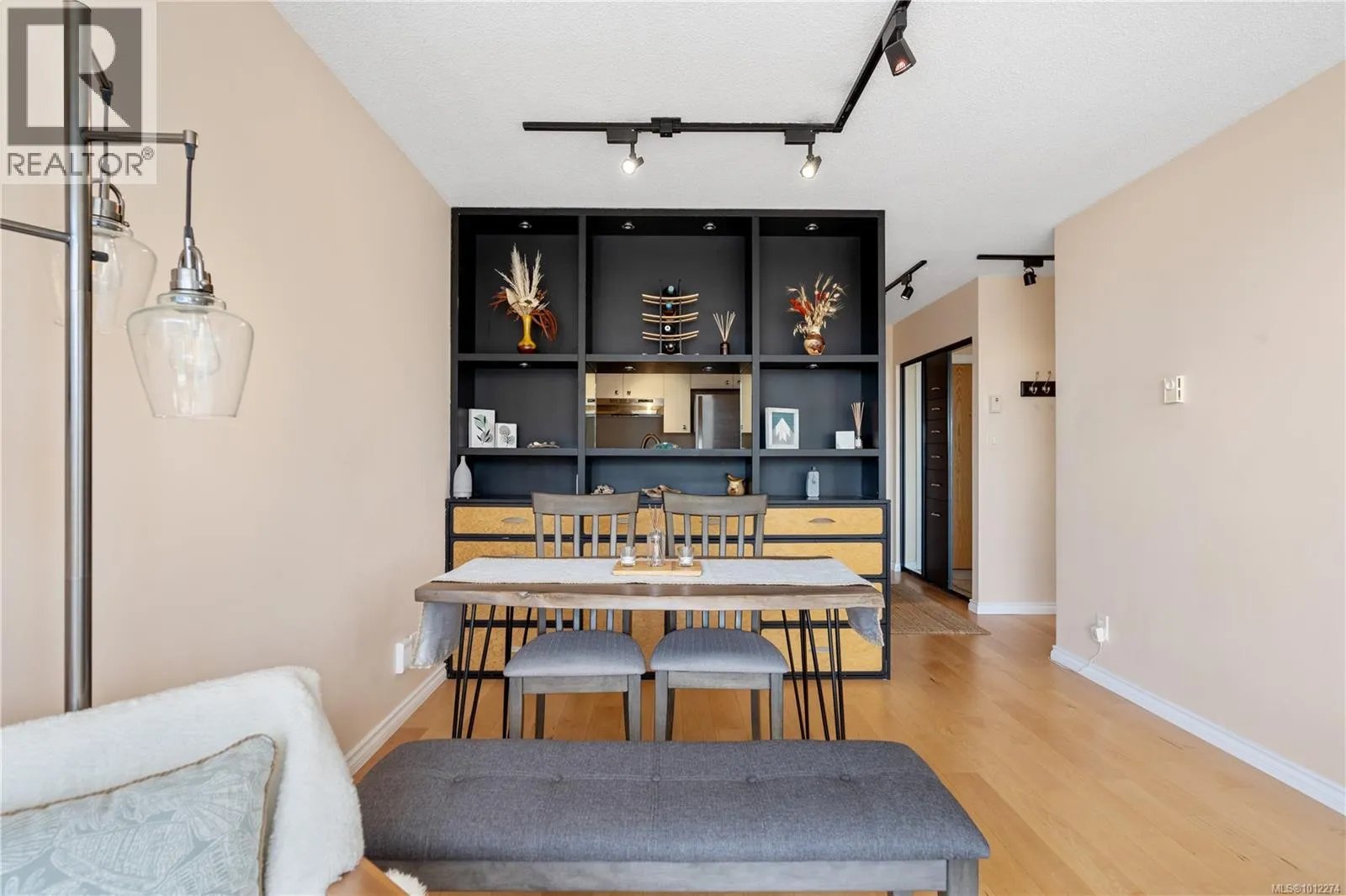 910 835 View St