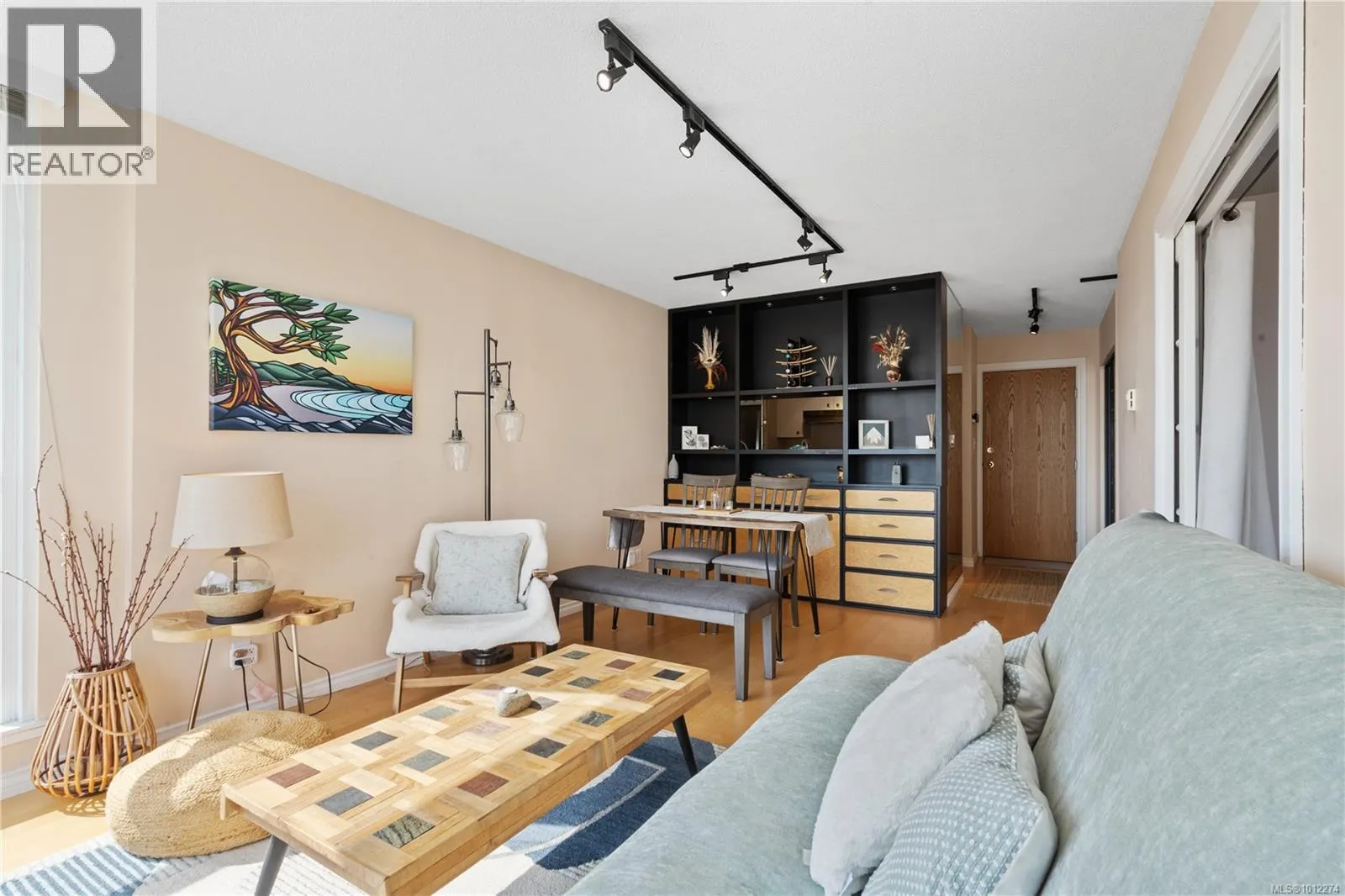 910 835 View St