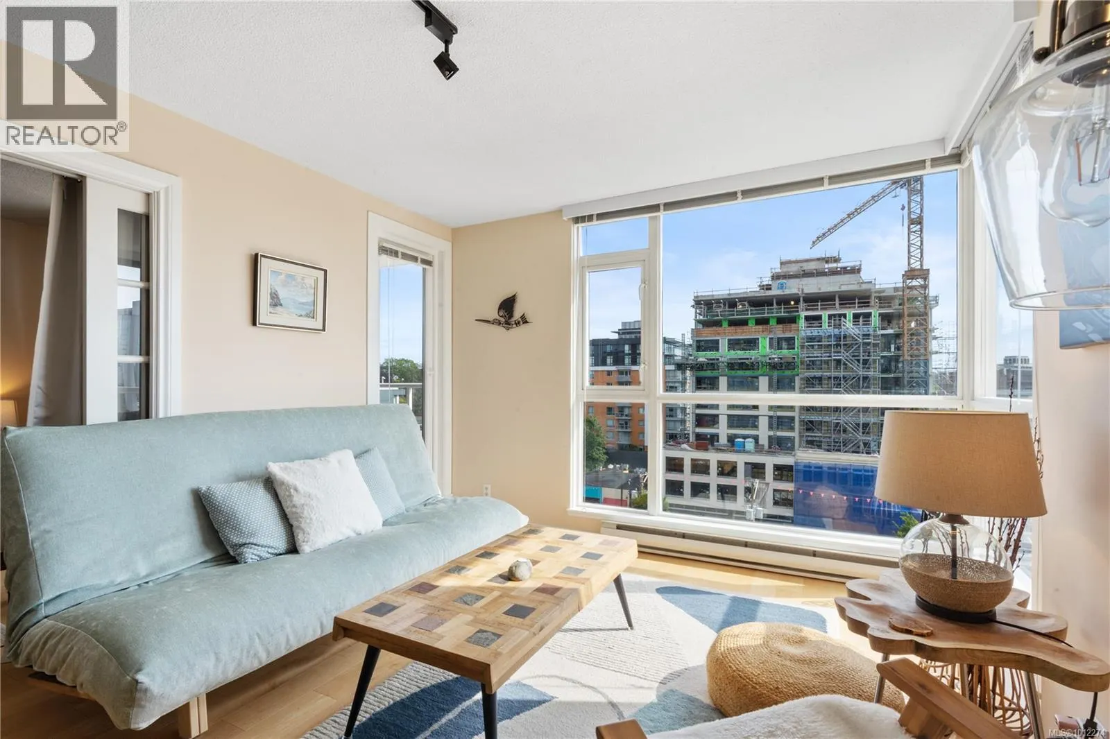 910 835 View St