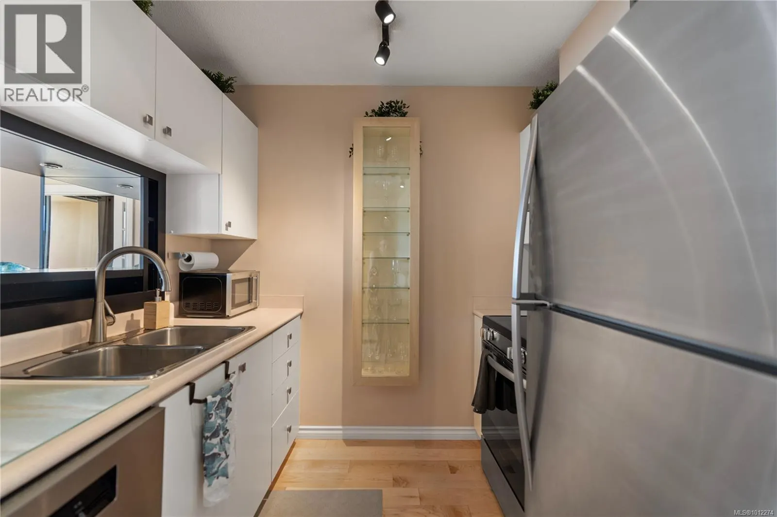 910 835 View St