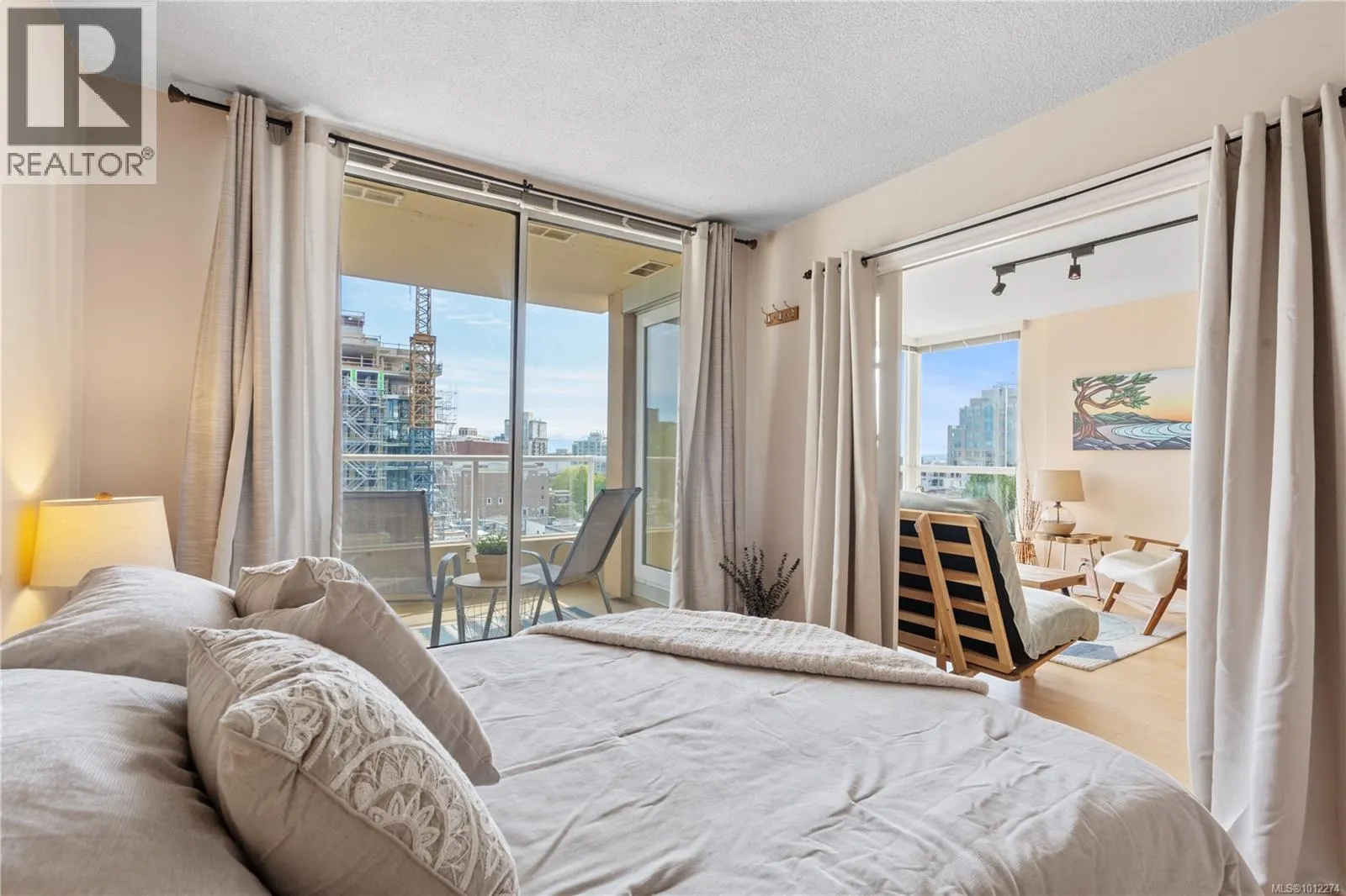 910 835 View St