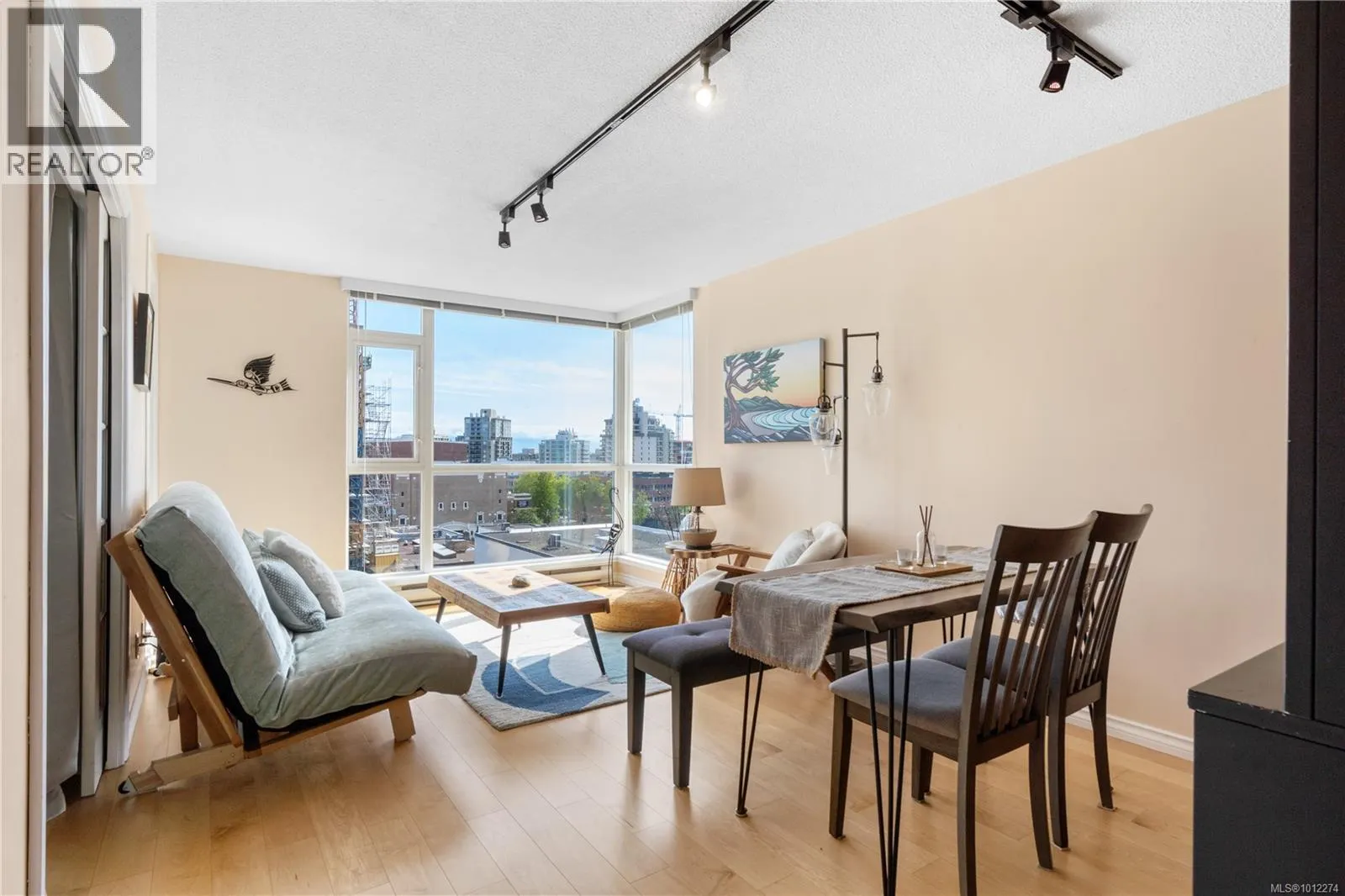 910 835 View St