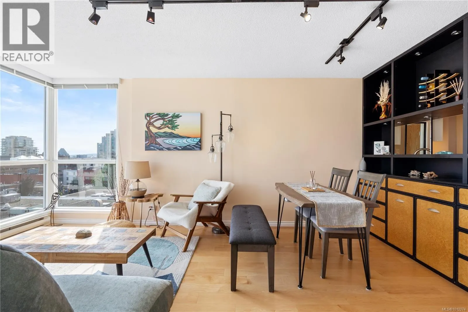 910 835 View St