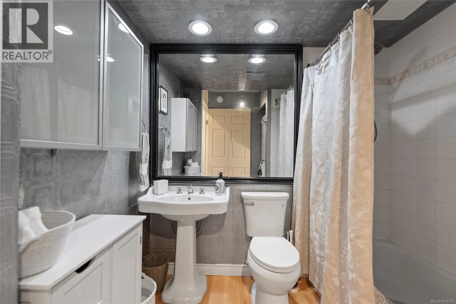 910 835 View St