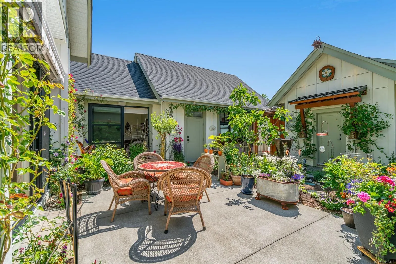 863 Claymore Cres