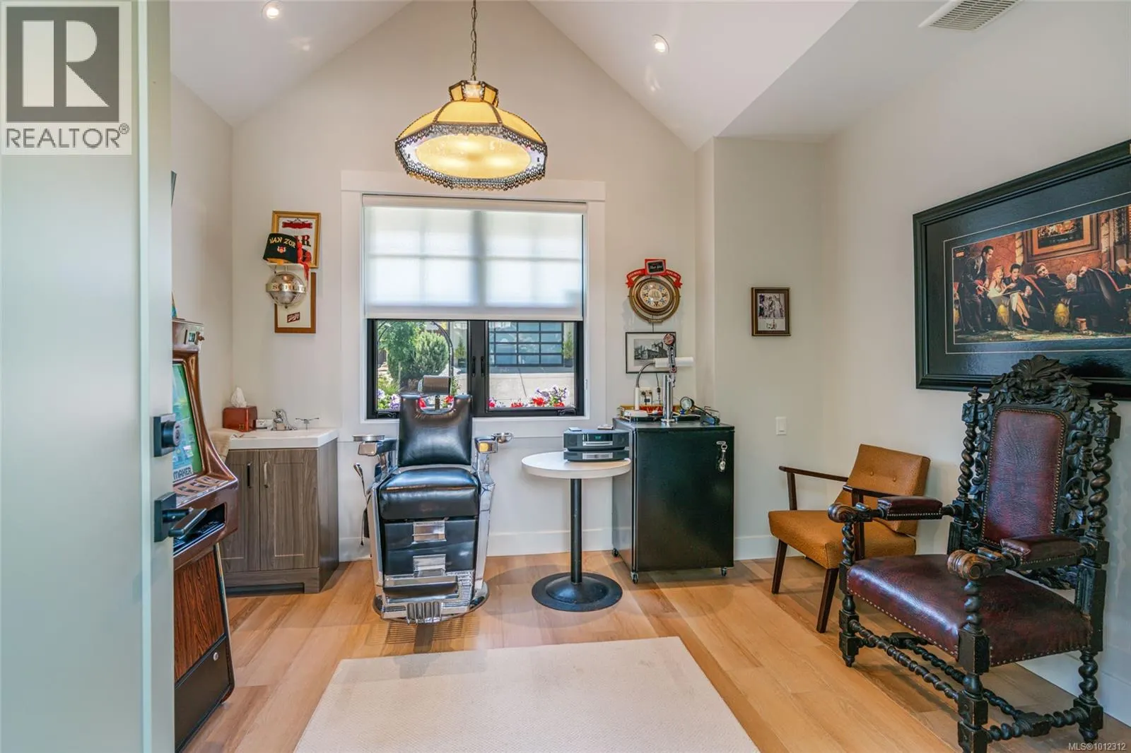 863 Claymore Cres