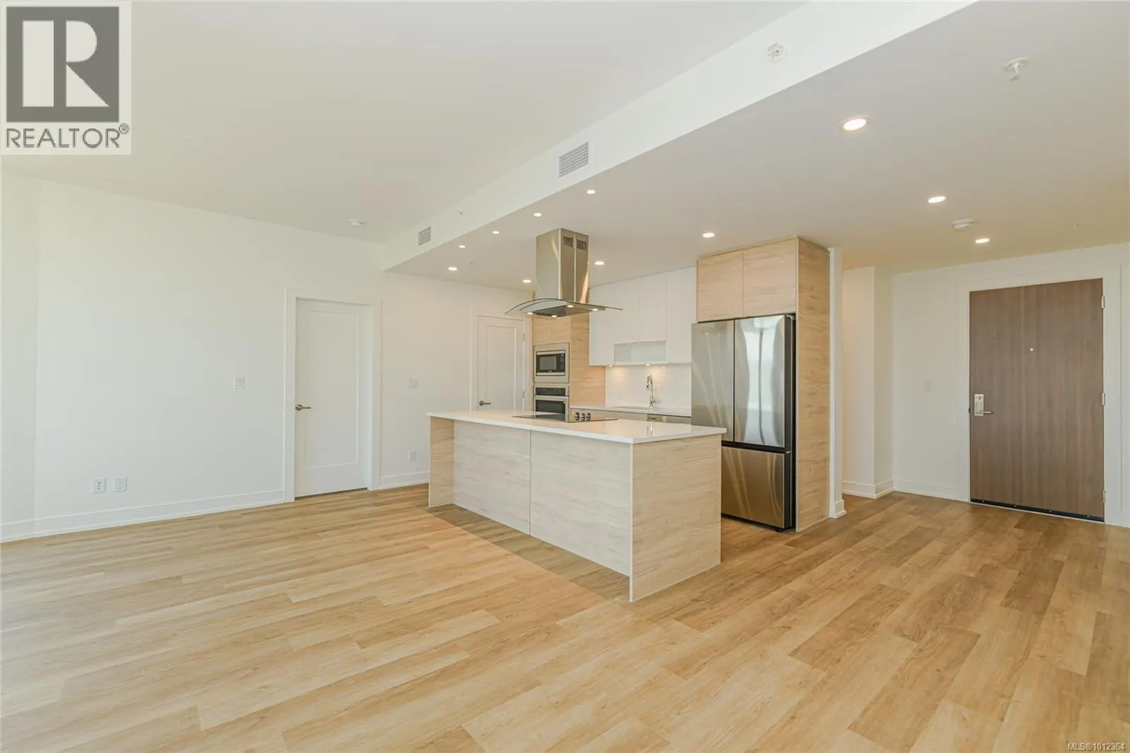 902 1628 Store St
