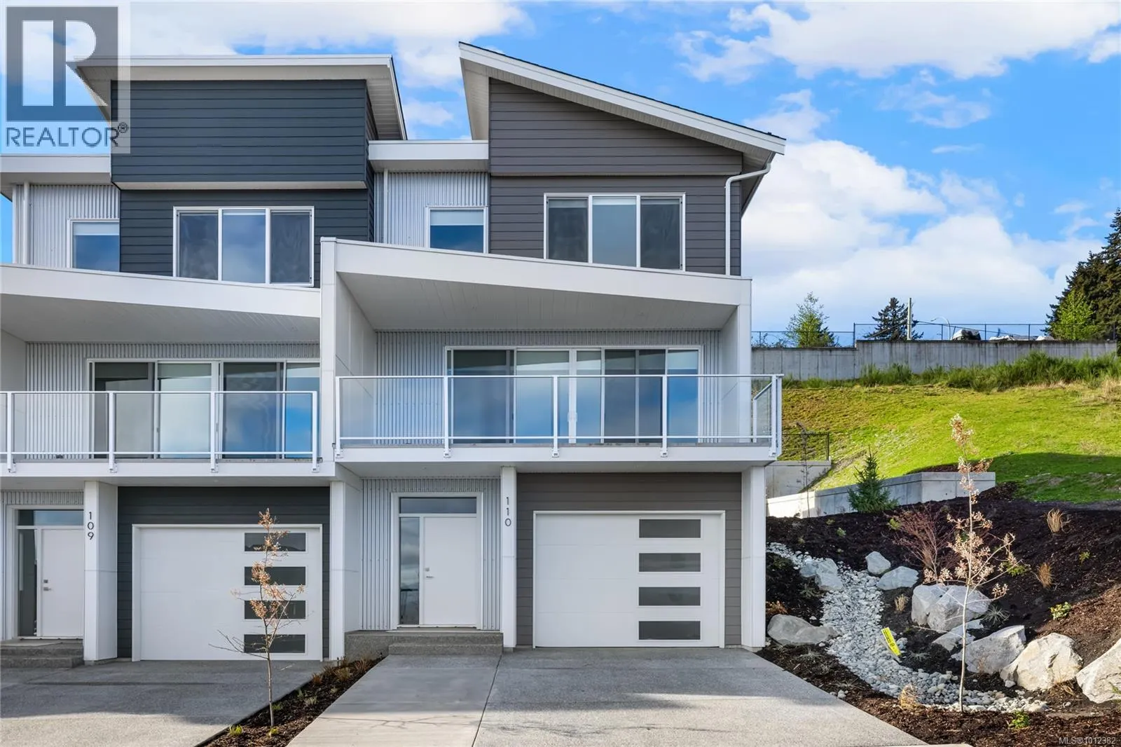 110 151 Royal Pacific Way