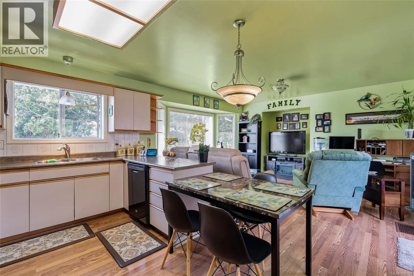 1252 Mariposa Ave