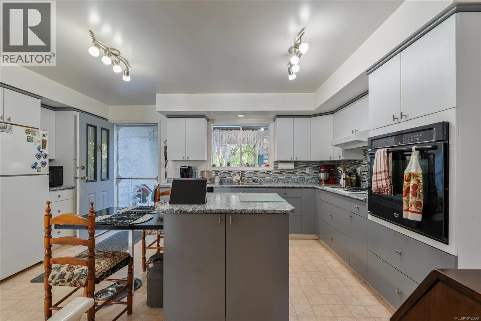 1252 Mariposa Ave