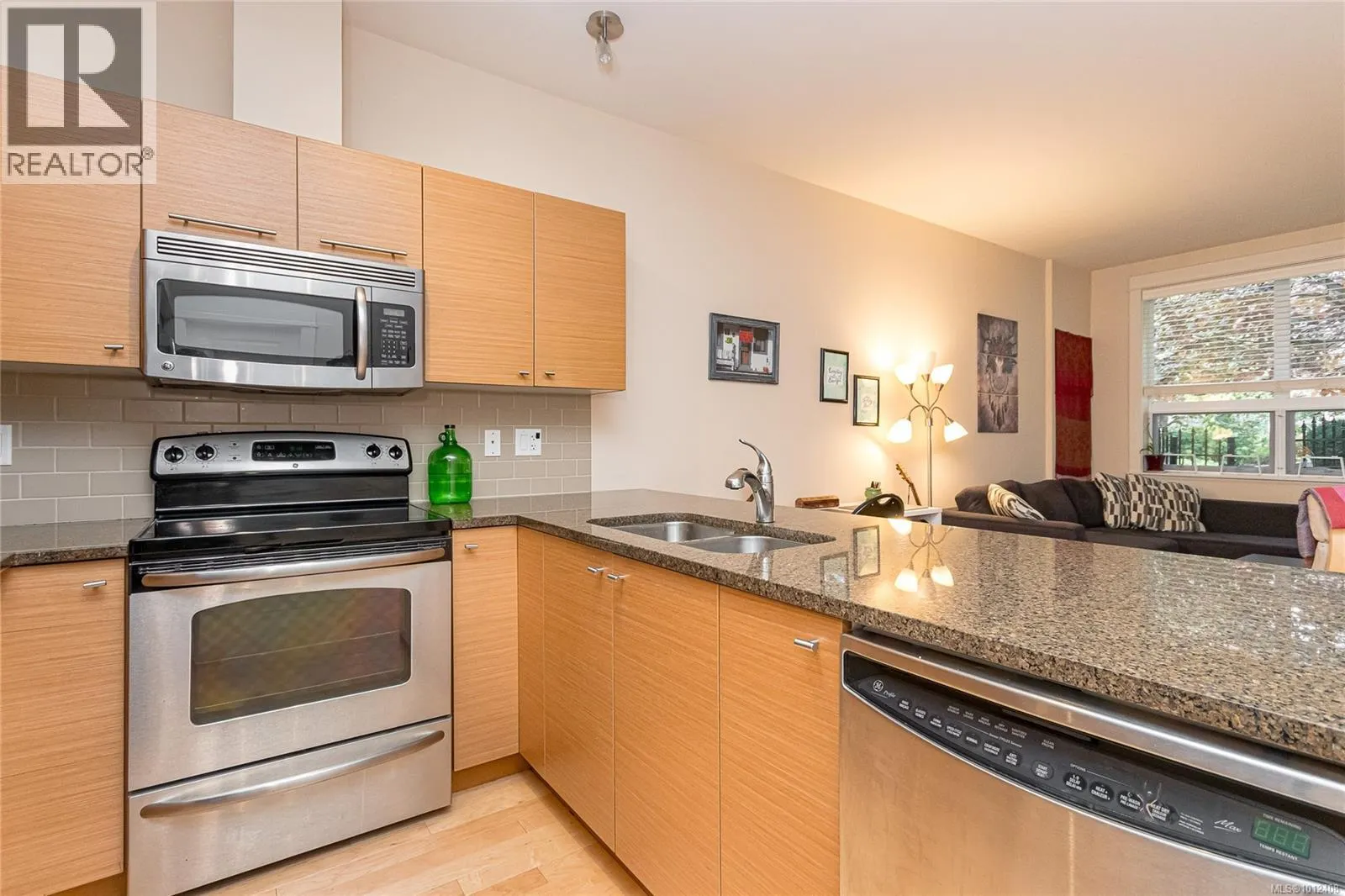 112 1315 Esquimalt Rd